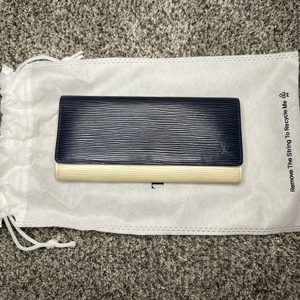 Louis Vuitton 2013 Epi Leather international wallet